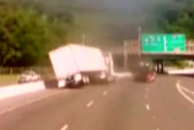 واژگونی یک تریلی ۱۸ چرخ در بزرگراه، عاقبت سرعت غیرمجاز + فیلم 