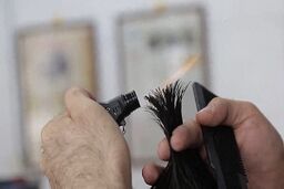 کوتاه کردن مو با آتش و حرارت فندک از نمای نزدیک