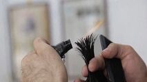 کوتاه کردن مو با آتش و حرارت فندک از نمای نزدیک