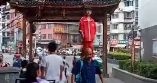 پدربزرگی که با شیوه‌ای عجیب نوه‌اش را به مدرسه می‌رساند 