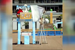 «انگری بردز» بازی وسط خیابان‌های بارسلونا!