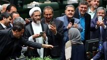 هدیه جالب دانشجویان به نماینده مجلسی که با موگرینی سلفی گرفته بود