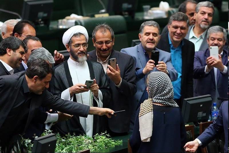 هدیه جالب دانشجویان به نماینده مجلسی که با موگرینی سلفی گرفته بود