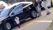 پلیس آمریکا روی دختر بچه ۲ ساله اسلحه کشید