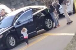 پلیس آمریکا روی دختر بچه ۲ ساله اسلحه کشید