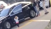 پلیس آمریکا روی دختر بچه ۲ ساله اسلحه کشید