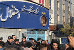  همه فیلم‌های منتشرشده از درگیری مقابل باشگاه استقلال؛ از شعارهای تند تا ضرب و شتم معاونان باشگاه