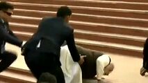 لحظه سقوط نخست وزیر هند روی پله‌ها 