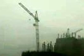 سقوط جرثقیل عظیم روی سقف مهدکودک