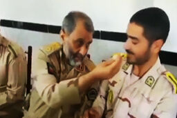 لقمه گرفتن فرمانده مرزبانی برای سربازانش