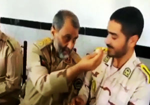 لقمه گرفتن فرمانده مرزبانی برای سربازانش