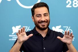نوید محمدزاده در محاصره دختران برای عکس یادگاری+فیلم