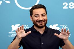 نوید محمدزاده در محاصره دختران برای عکس یادگاری+فیلم