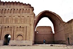 فرو ریختن طاق کسری در بی توجهی عراقی‌ها